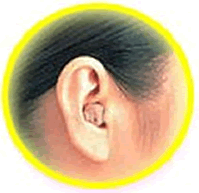 オムロンイヤメイトAK-04を装着した耳のアップ画像